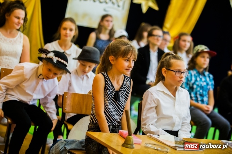 Zdjęcie w galerii na portalu naszraciborz.pl: Uroczysta akademia z okazji święta KEN w SP13 wiadomości z regionu