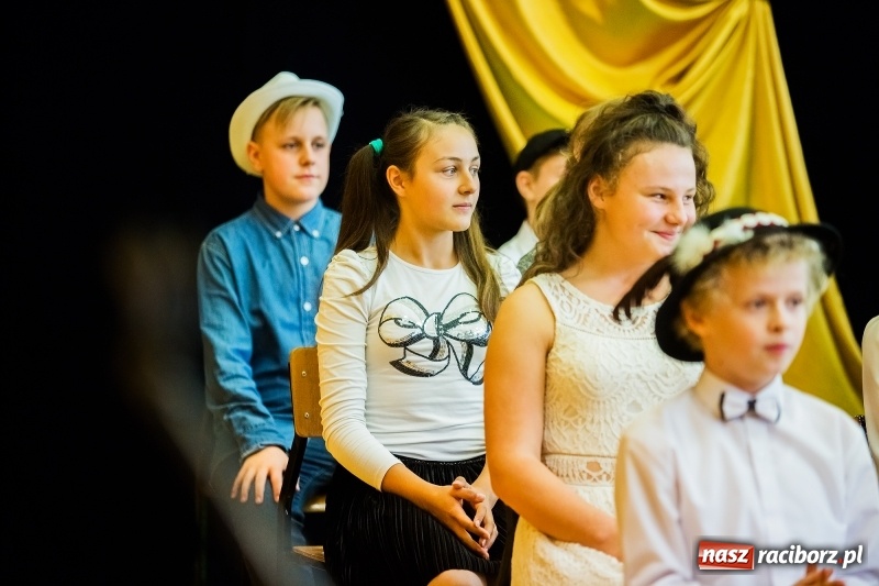 Zdjęcie w galerii na portalu naszraciborz.pl: Uroczysta akademia z okazji święta KEN w SP13 wiadomości z regionu