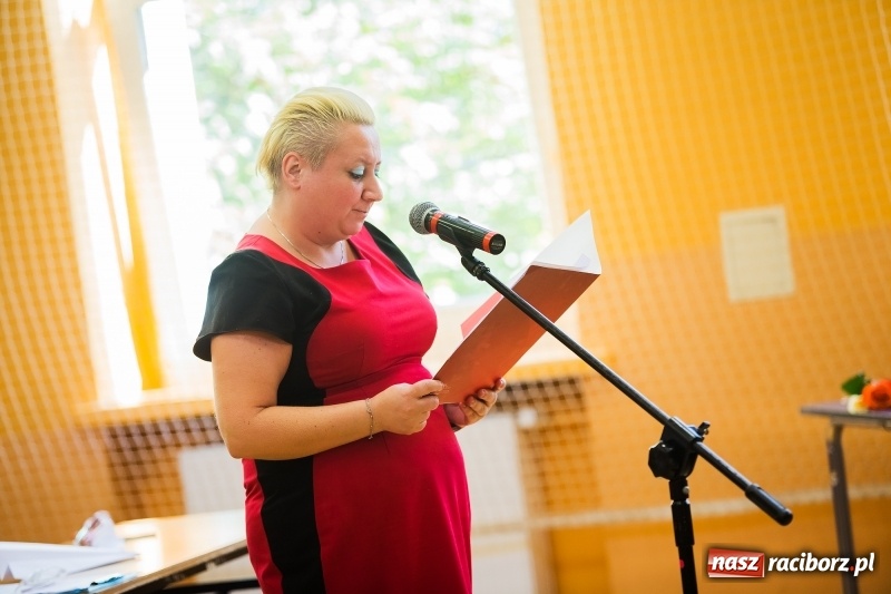 Zdjęcie w galerii na portalu naszraciborz.pl: Uroczysta akademia z okazji święta KEN w SP13 wiadomości z regionu