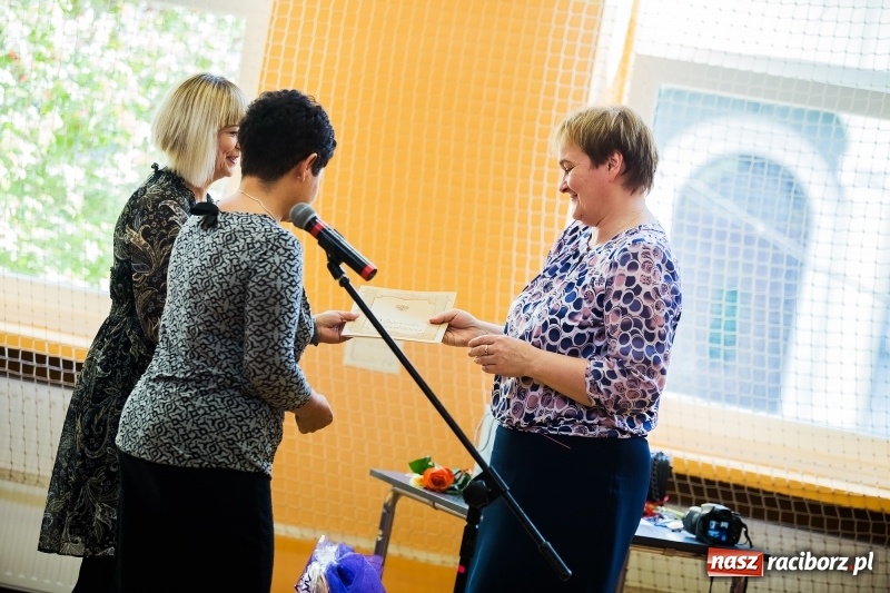 Zdjęcie w galerii na portalu naszraciborz.pl: Uroczysta akademia z okazji święta KEN w SP13 wiadomości z regionu