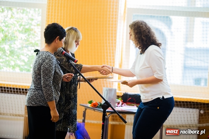 Zdjęcie w galerii na portalu naszraciborz.pl: Uroczysta akademia z okazji święta KEN w SP13 wiadomości z regionu