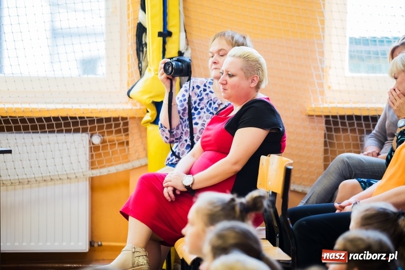 Zdjęcie w galerii na portalu naszraciborz.pl: Uroczysta akademia z okazji święta KEN w SP13 wiadomości z regionu