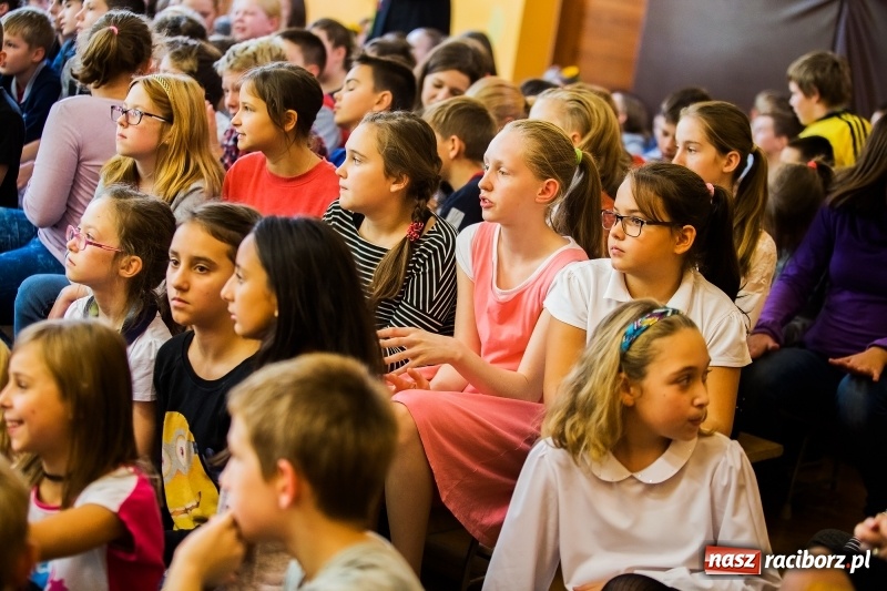 Zdjęcie w galerii na portalu naszraciborz.pl: Uroczysta akademia z okazji święta KEN w SP13 wiadomości z regionu