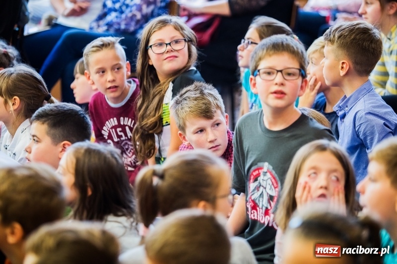 Zdjęcie w galerii na portalu naszraciborz.pl: Uroczysta akademia z okazji święta KEN w SP13 wiadomości z regionu