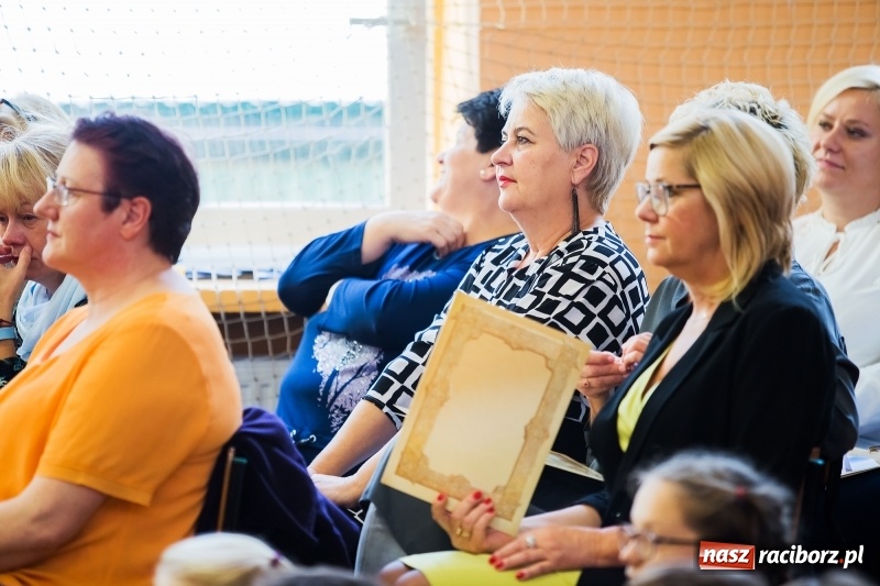 Zdjęcie w galerii na portalu naszraciborz.pl: Uroczysta akademia z okazji święta KEN w SP13 wiadomości z regionu