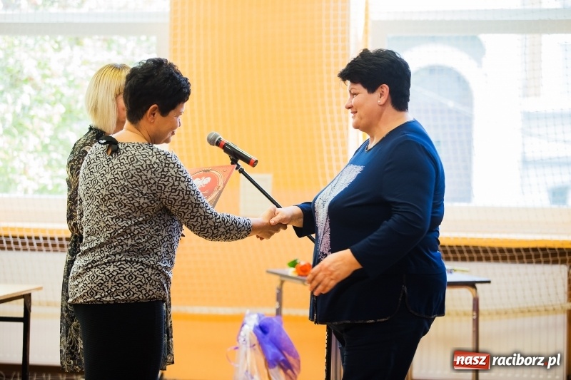 Zdjęcie w galerii na portalu naszraciborz.pl: Uroczysta akademia z okazji święta KEN w SP13 wiadomości z regionu