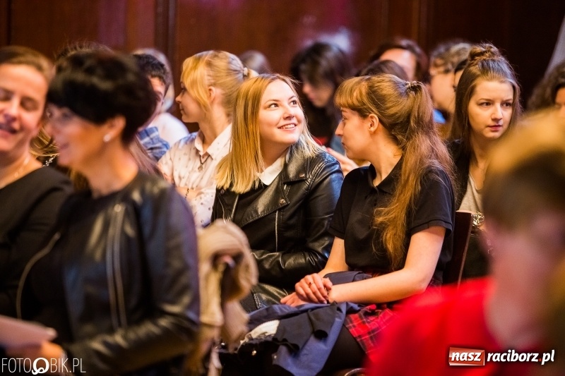 Zdjęcie w galerii na portalu naszraciborz.pl: Życzenia i podziękowania, czyli Dzień Edukacji Narodowej w ZSO nr 1 wiadomości z regionu