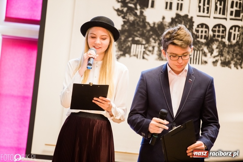 Zdjęcie w galerii na portalu naszraciborz.pl: Życzenia i podziękowania, czyli Dzień Edukacji Narodowej w ZSO nr 1 wiadomości z regionu