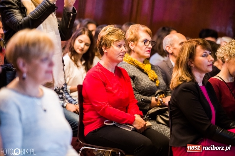 Zdjęcie w galerii na portalu naszraciborz.pl: Życzenia i podziękowania, czyli Dzień Edukacji Narodowej w ZSO nr 1 wiadomości z regionu