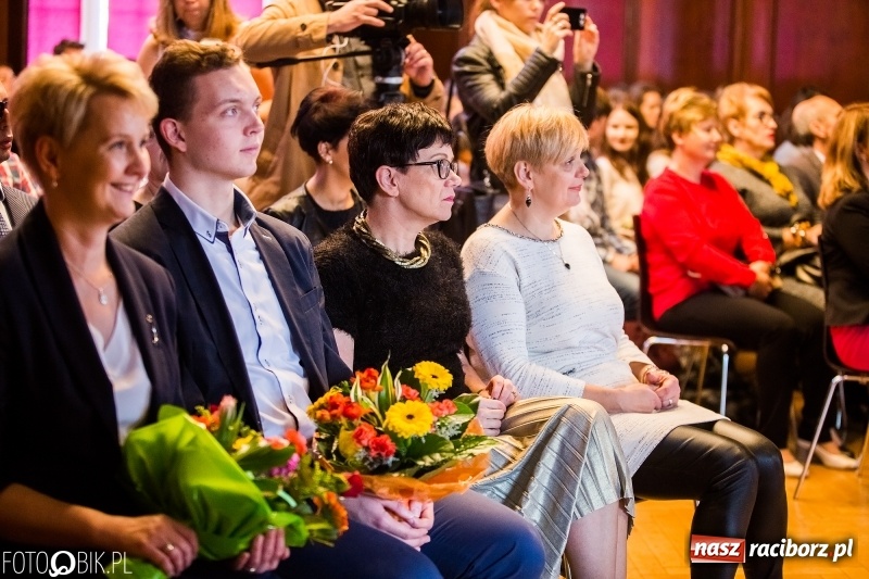 Zdjęcie w galerii na portalu naszraciborz.pl: Życzenia i podziękowania, czyli Dzień Edukacji Narodowej w ZSO nr 1 wiadomości z regionu