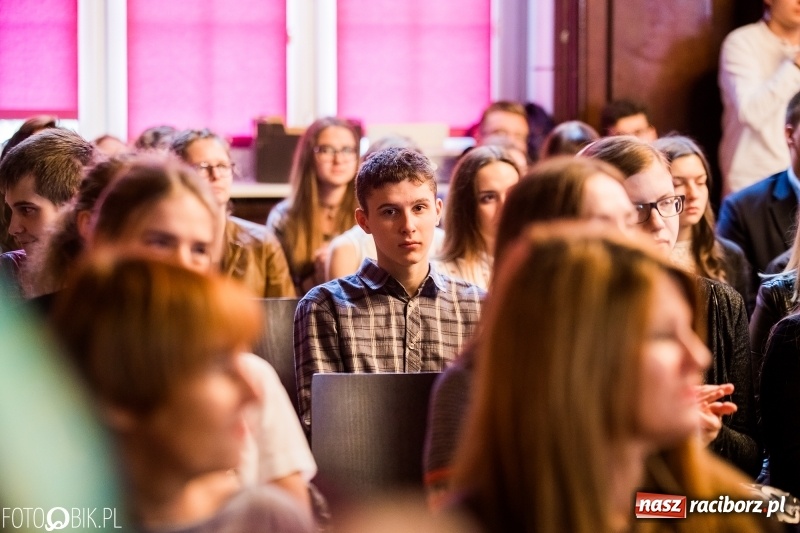 Zdjęcie w galerii na portalu naszraciborz.pl: Życzenia i podziękowania, czyli Dzień Edukacji Narodowej w ZSO nr 1 wiadomości z regionu