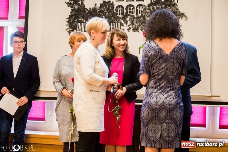 Zdjęcie w galerii na portalu naszraciborz.pl: Życzenia i podziękowania, czyli Dzień Edukacji Narodowej w ZSO nr 1 wiadomości z regionu