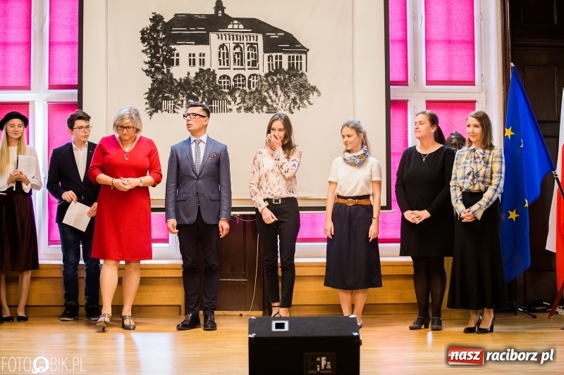 Zdjęcie w galerii na portalu naszraciborz.pl: Życzenia i podziękowania, czyli Dzień Edukacji Narodowej w ZSO nr 1 wiadomości z regionu