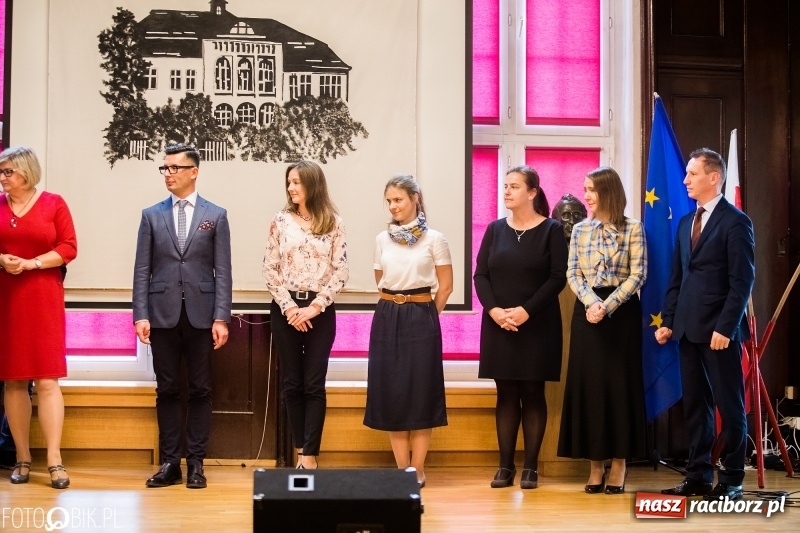 Zdjęcie w galerii na portalu naszraciborz.pl: Życzenia i podziękowania, czyli Dzień Edukacji Narodowej w ZSO nr 1 wiadomości z regionu