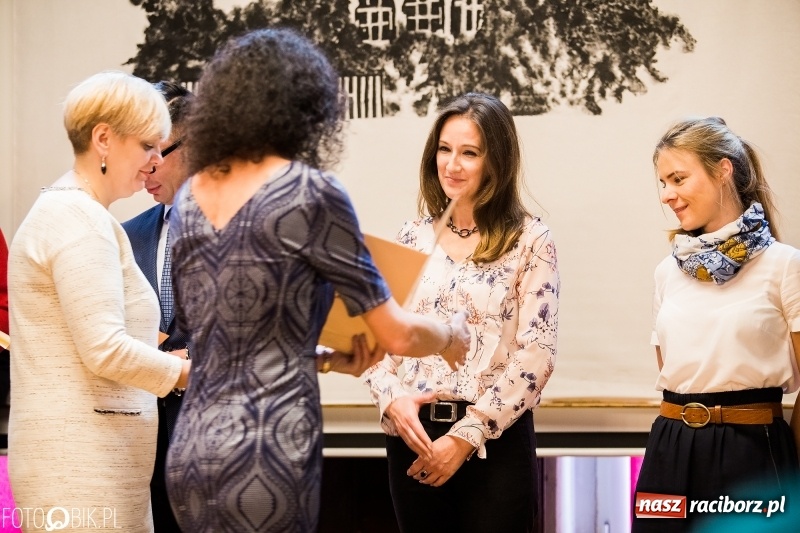 Zdjęcie w galerii na portalu naszraciborz.pl: Życzenia i podziękowania, czyli Dzień Edukacji Narodowej w ZSO nr 1 wiadomości z regionu