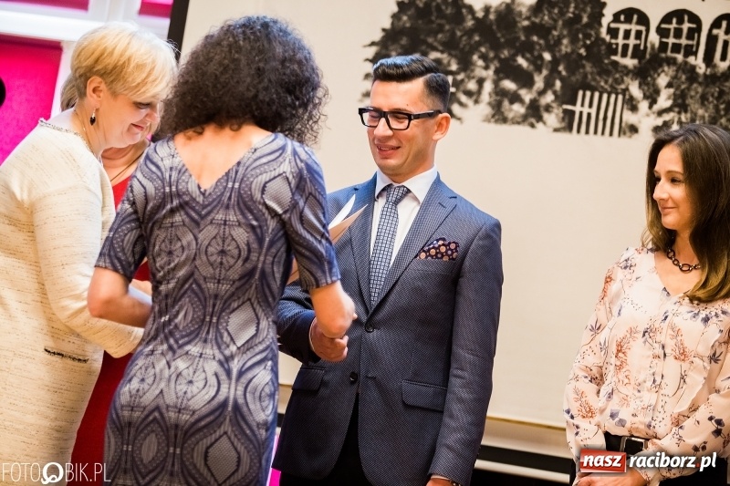 Zdjęcie w galerii na portalu naszraciborz.pl: Życzenia i podziękowania, czyli Dzień Edukacji Narodowej w ZSO nr 1 wiadomości z regionu