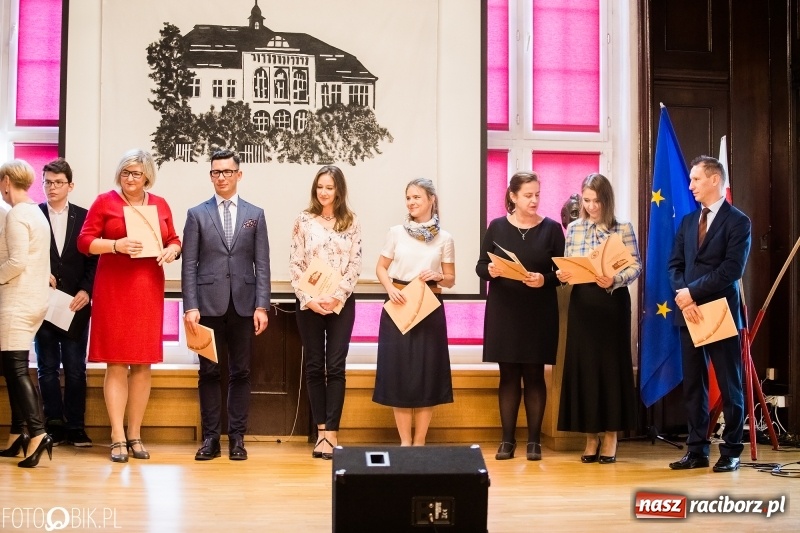 Zdjęcie w galerii na portalu naszraciborz.pl: Życzenia i podziękowania, czyli Dzień Edukacji Narodowej w ZSO nr 1 wiadomości z regionu