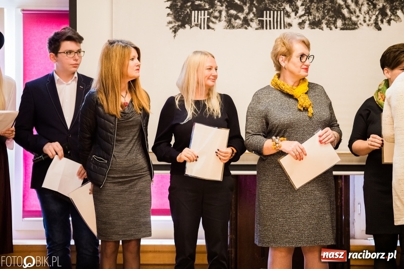 Zdjęcie w galerii na portalu naszraciborz.pl: Życzenia i podziękowania, czyli Dzień Edukacji Narodowej w ZSO nr 1 wiadomości z regionu