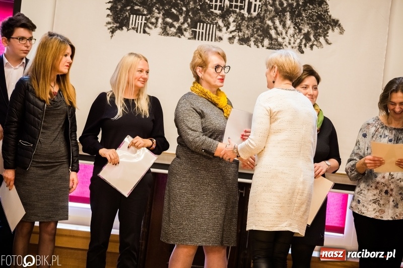 Zdjęcie w galerii na portalu naszraciborz.pl: Życzenia i podziękowania, czyli Dzień Edukacji Narodowej w ZSO nr 1 wiadomości z regionu