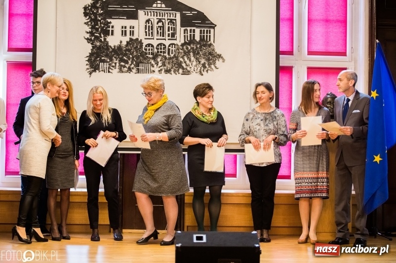 Zdjęcie w galerii na portalu naszraciborz.pl: Życzenia i podziękowania, czyli Dzień Edukacji Narodowej w ZSO nr 1 wiadomości z regionu