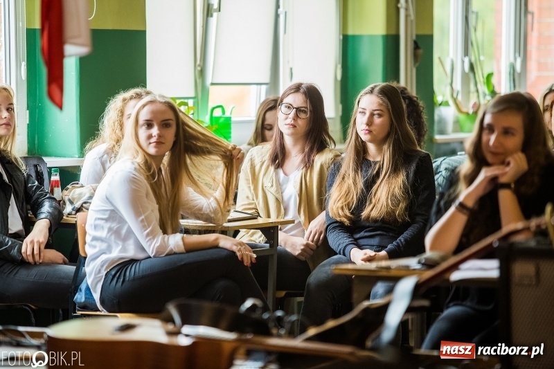 Zdjęcie w galerii na portalu naszraciborz.pl: Życzenia i podziękowania, czyli Dzień Edukacji Narodowej w ZSO nr 1 wiadomości z regionu