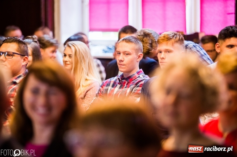Zdjęcie w galerii na portalu naszraciborz.pl: Życzenia i podziękowania, czyli Dzień Edukacji Narodowej w ZSO nr 1 wiadomości z regionu