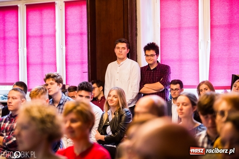 Zdjęcie w galerii na portalu naszraciborz.pl: Życzenia i podziękowania, czyli Dzień Edukacji Narodowej w ZSO nr 1 wiadomości z regionu