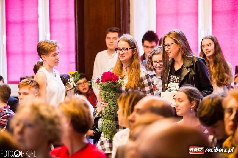 Zdjęcie w galerii na portalu naszraciborz.pl: Życzenia i podziękowania, czyli Dzień Edukacji Narodowej w ZSO nr 1 wiadomości z regionu