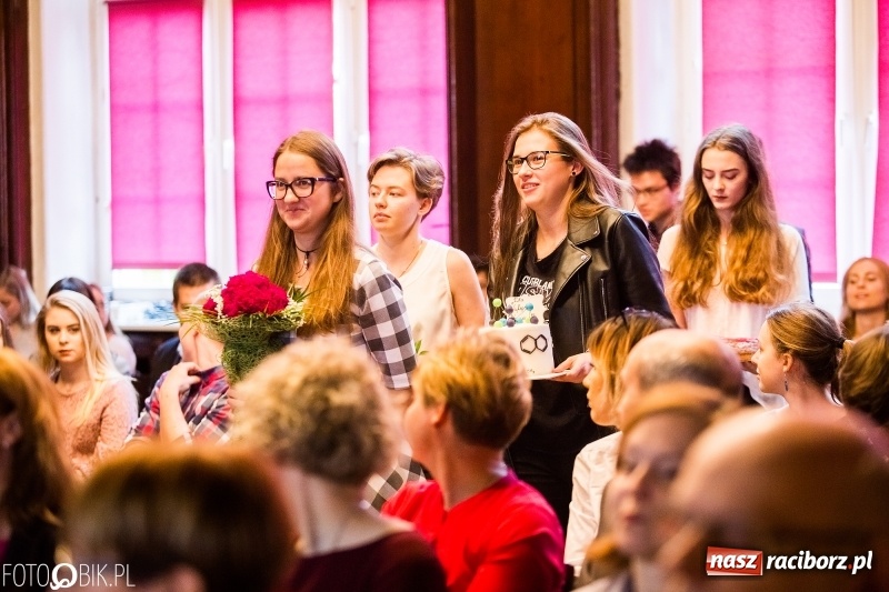 Zdjęcie w galerii na portalu naszraciborz.pl: Życzenia i podziękowania, czyli Dzień Edukacji Narodowej w ZSO nr 1 wiadomości z regionu