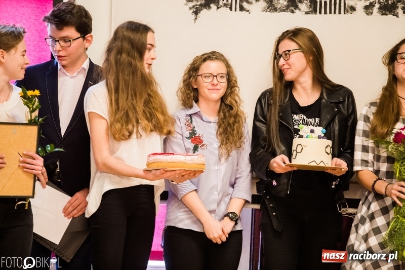 Zdjęcie w galerii na portalu naszraciborz.pl: Życzenia i podziękowania, czyli Dzień Edukacji Narodowej w ZSO nr 1 wiadomości z regionu