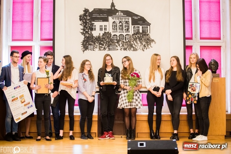 Zdjęcie w galerii na portalu naszraciborz.pl: Życzenia i podziękowania, czyli Dzień Edukacji Narodowej w ZSO nr 1 wiadomości z regionu