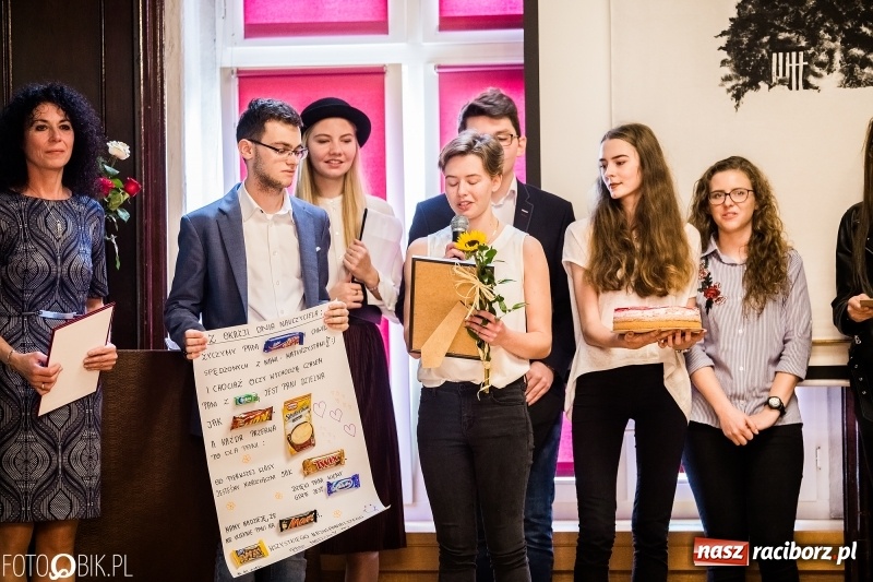 Zdjęcie w galerii na portalu naszraciborz.pl: Życzenia i podziękowania, czyli Dzień Edukacji Narodowej w ZSO nr 1 wiadomości z regionu