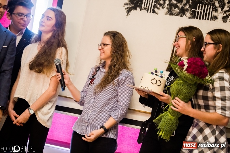 Zdjęcie w galerii na portalu naszraciborz.pl: Życzenia i podziękowania, czyli Dzień Edukacji Narodowej w ZSO nr 1 wiadomości z regionu