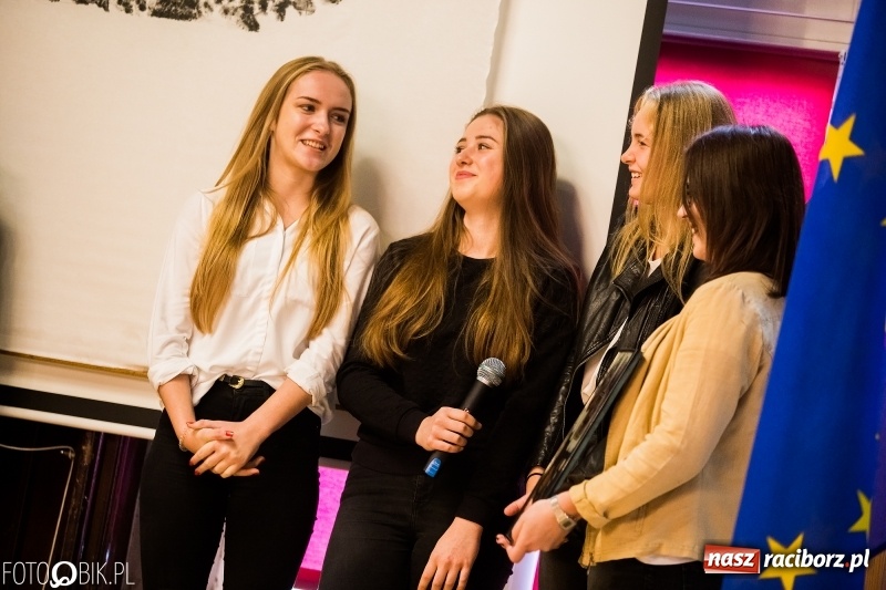 Zdjęcie w galerii na portalu naszraciborz.pl: Życzenia i podziękowania, czyli Dzień Edukacji Narodowej w ZSO nr 1 wiadomości z regionu