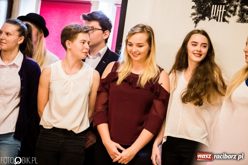 Zdjęcie w galerii na portalu naszraciborz.pl: Życzenia i podziękowania, czyli Dzień Edukacji Narodowej w ZSO nr 1 wiadomości z regionu