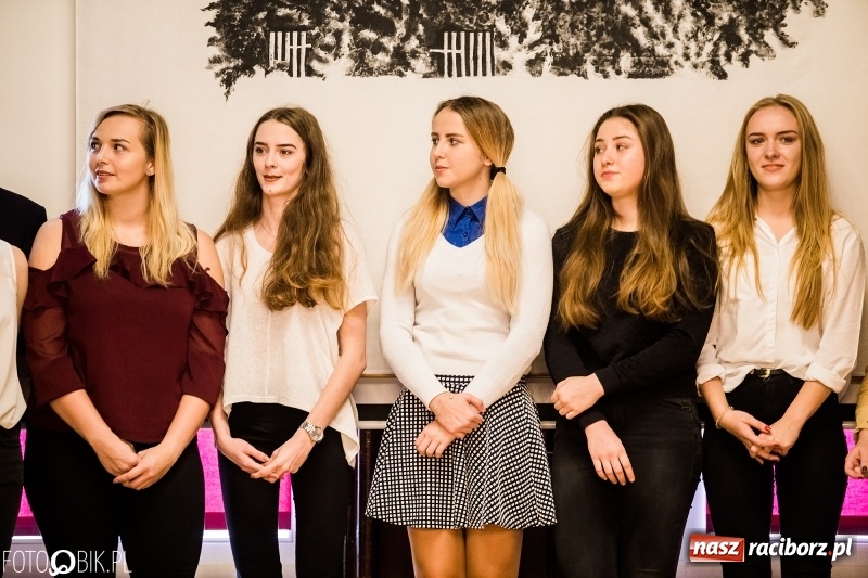 Zdjęcie w galerii na portalu naszraciborz.pl: Życzenia i podziękowania, czyli Dzień Edukacji Narodowej w ZSO nr 1 wiadomości z regionu