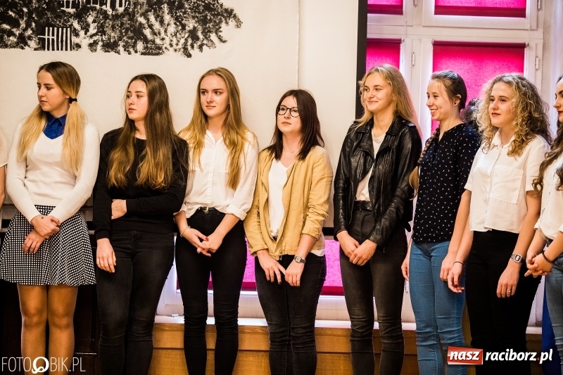 Zdjęcie w galerii na portalu naszraciborz.pl: Życzenia i podziękowania, czyli Dzień Edukacji Narodowej w ZSO nr 1 wiadomości z regionu