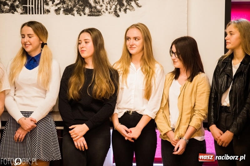 Zdjęcie w galerii na portalu naszraciborz.pl: Życzenia i podziękowania, czyli Dzień Edukacji Narodowej w ZSO nr 1 wiadomości z regionu