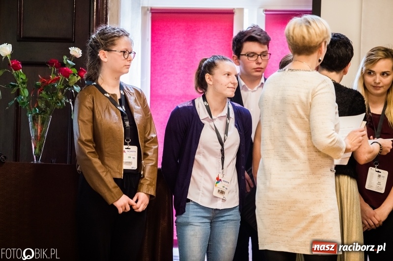 Zdjęcie w galerii na portalu naszraciborz.pl: Życzenia i podziękowania, czyli Dzień Edukacji Narodowej w ZSO nr 1 wiadomości z regionu