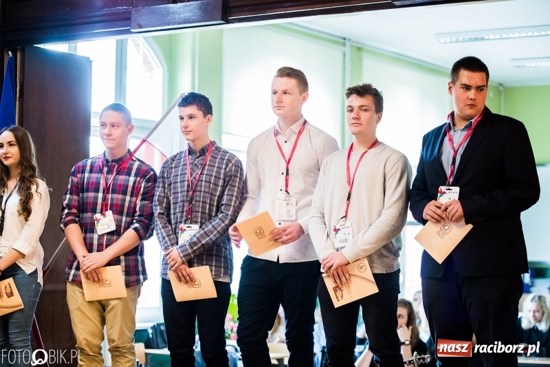 Zdjęcie w galerii na portalu naszraciborz.pl: Życzenia i podziękowania, czyli Dzień Edukacji Narodowej w ZSO nr 1 wiadomości z regionu