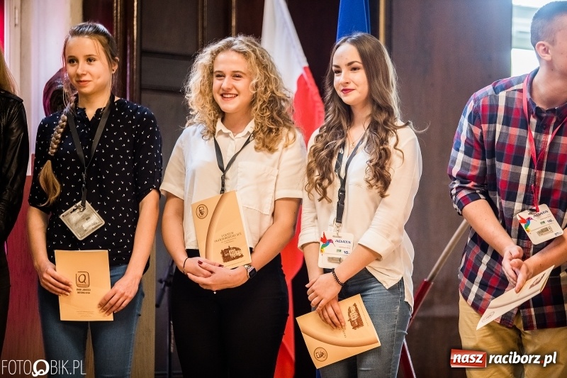 Zdjęcie w galerii na portalu naszraciborz.pl: Życzenia i podziękowania, czyli Dzień Edukacji Narodowej w ZSO nr 1 wiadomości z regionu