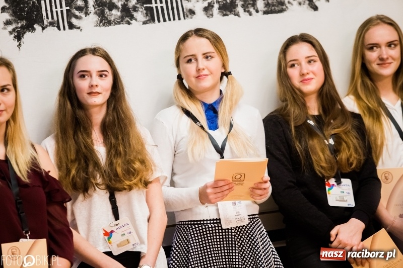 Zdjęcie w galerii na portalu naszraciborz.pl: Życzenia i podziękowania, czyli Dzień Edukacji Narodowej w ZSO nr 1 wiadomości z regionu