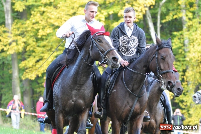 Zdjęcie w galerii na portalu naszraciborz.pl: Kornowacki Hubertus 2017 - Adam Bugdol z lisią kitą FOTO i WIDEO wiadomości z regionu