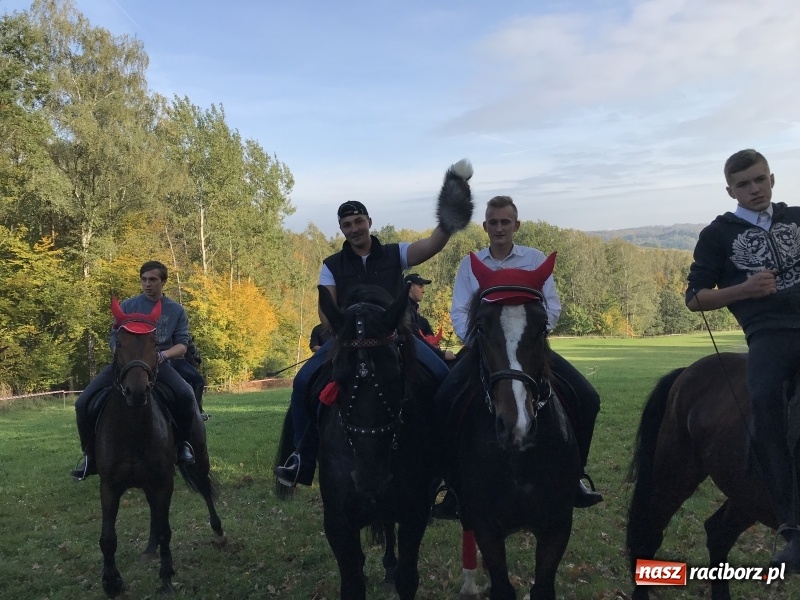 Zdjęcie w galerii na portalu naszraciborz.pl: Kornowacki Hubertus 2017 - Adam Bugdol z lisią kitą FOTO i WIDEO wiadomości z regionu