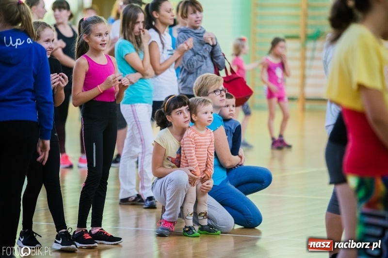 Zdjęcie w galerii na portalu naszraciborz.pl: W Arenie Rafako odbyło się charytatywne latino dance dla Mateuszka. Parkiet był pełny! FOTO i WIDEO wiadomości z regionu