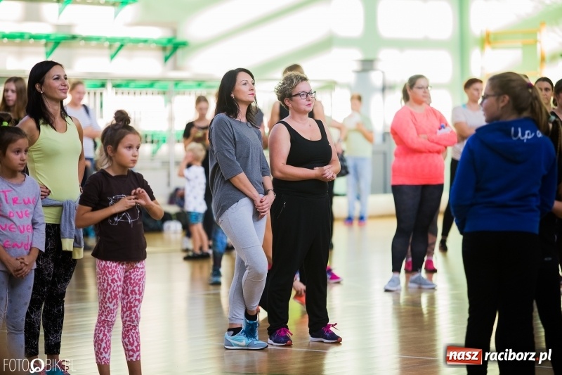 Zdjęcie w galerii na portalu naszraciborz.pl: W Arenie Rafako odbyło się charytatywne latino dance dla Mateuszka. Parkiet był pełny! FOTO i WIDEO wiadomości z regionu