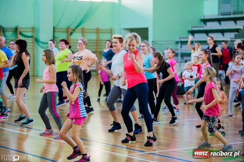 Zdjęcie w galerii na portalu naszraciborz.pl: W Arenie Rafako odbyło się charytatywne latino dance dla Mateuszka. Parkiet był pełny! FOTO i WIDEO wiadomości z regionu