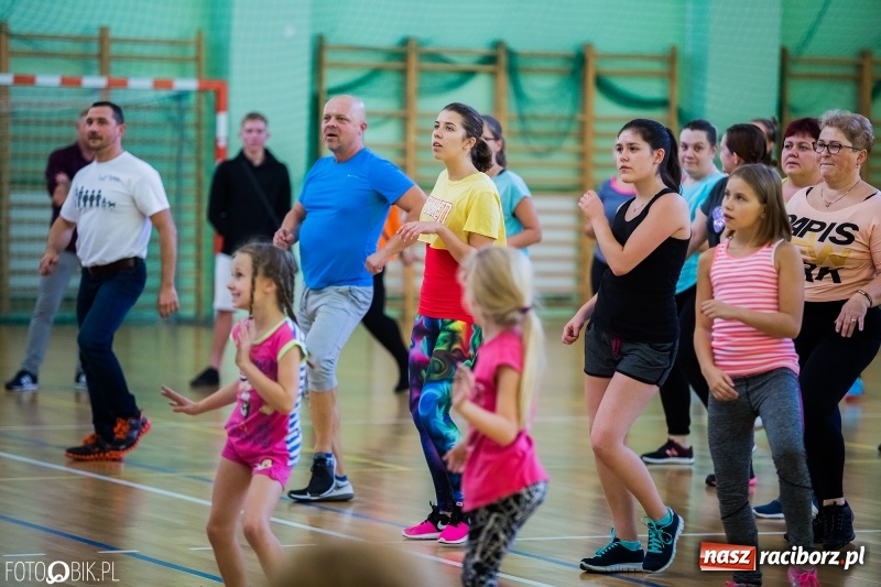 Zdjęcie w galerii na portalu naszraciborz.pl: W Arenie Rafako odbyło się charytatywne latino dance dla Mateuszka. Parkiet był pełny! FOTO i WIDEO wiadomości z regionu
