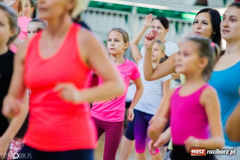 Zdjęcie w galerii na portalu naszraciborz.pl: W Arenie Rafako odbyło się charytatywne latino dance dla Mateuszka. Parkiet był pełny! FOTO i WIDEO wiadomości z regionu