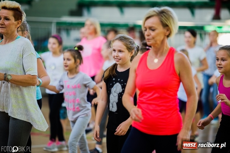 Zdjęcie w galerii na portalu naszraciborz.pl: W Arenie Rafako odbyło się charytatywne latino dance dla Mateuszka. Parkiet był pełny! FOTO i WIDEO wiadomości z regionu